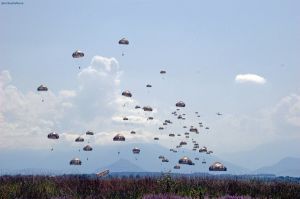 A400M mit Fallschirmspringern und Tiefflug-Automatik