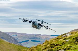 A400M mit Fallschirmspringern und Tiefflug-Automatik
