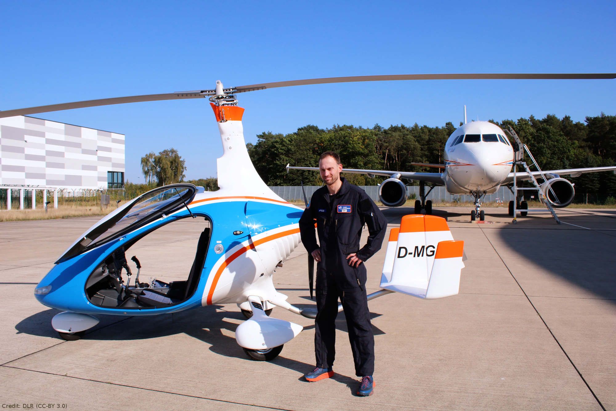 Junge Fliegt Aus Freefall Tower Video