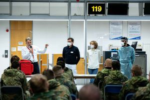Soldaten am Flughafen helfen Pflegern zu Corona