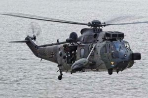 Sea King rettet Baby bei Schnee, Wind, 100 Meter Sicht