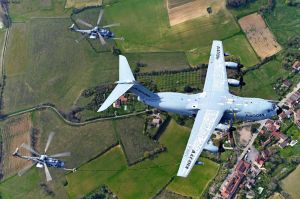 A400M betankt mehrere Hubschrauber im Flug