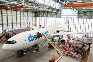 Lufthansa trägt Haifischhaut auf Airbus A330 auf