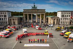 Rettungskräfte vor dem Brandenburger Tor in Berlin