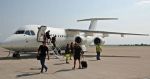 Jürgen Klopp mit der BVB-Mannschaft am Airport Cochstedt