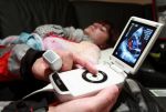 DRF-Luftrettung im Sonographiekurs mit mobilem Ultraschall