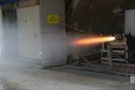 Hybrid-Raketenantrieb aus Fest- und Flüssigtreibstoff im Test