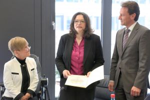 Andrea Nahles besucht Angestellte mit Behinderung am Flughafen Frankfurt