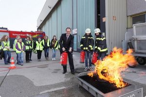 Flughafenfeuerwehr in Dortmund zeigt Mädchen den Berufsalltag