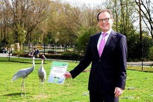 Flughafen-Chef in Dortmund wird Pate für Kranich