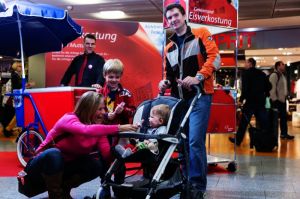 "Call Your Mom" weltweit zum Muttertag am Flughafen Frankfurt