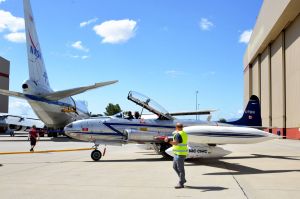 Flug im Abgasstrahl: Falcon misst Emissionen und Wirbelschleppen