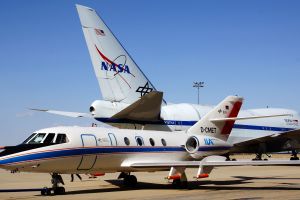 Flug im Abgasstrahl: Falcon misst Emissionen und Wirbelschleppen