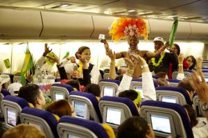 Samba-Tanz und Caipirinha Party: Fußball-Fieber ab Bord der Lufthansa