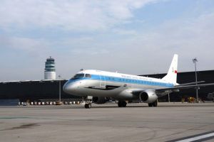 Embraer 175 im Retro-Look der LOT im Einsatz nach Wien