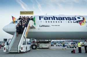 Lufthansa Airbus A340-600 fliegt Nationalmannschaft zur WM nach Brasilien