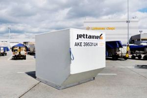 Lufthansa fliegt komplett mit Leichtgewicht-Containern aus Kunststoff