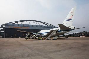 Boeing 747SP mit Loch im Flugzeugbauch bei der Wartung