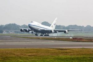 Boeing 747SP mit Loch im Flugzeugbauch bei der Wartung