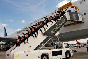 Siegerflieger bringt Fußball-WM-Team heim nach Berlin