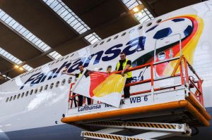 Siegerflieger bringt Fußball-WM-Team heim nach Berlin
