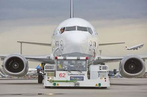 Lufthansa Group testet Flugzeugschlepper TaxiBot am Flughafen Frankfurt