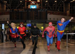 Superman, Batman oder Supergirl am Stuttgarter Flughafen