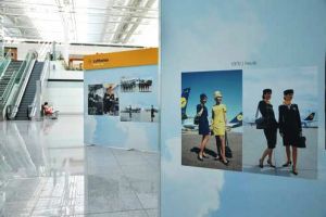 Foto-Ausstellung der Lufthansa 1955 und heute am Flughafen München