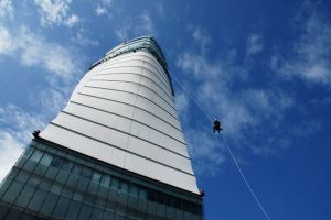 Rettungseinsatz in 100 Metern Höhe am Tower von Austro Control in Wien