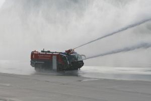 Flughafen Innsbruck: Unfall mit Feuerwehrboot