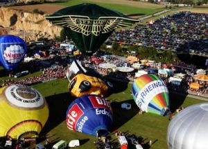 Paderborn-Lippstadt Airport im Meer von Heißluftballonen