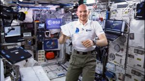 Fliegendes Klassenzimmer Raumstation ISS: Warum Papierflieger nicht abstürzen