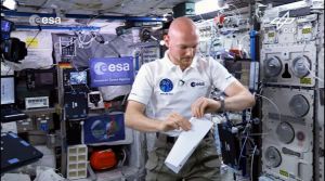 Fliegendes Klassenzimmer Raumstation ISS: Warum Papierflieger nicht abstürzen