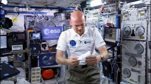 Fliegendes Klassenzimmer Raumstation ISS: Warum Papierflieger nicht abstürzen