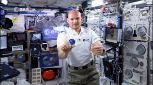 Fliegendes Klassenzimmer Raumstation ISS: Warum Papierflieger nicht abstürzen
