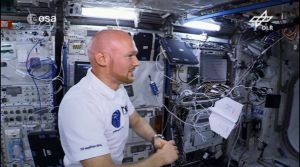 Fliegendes Klassenzimmer Raumstation ISS: Warum Papierflieger nicht abstürzen