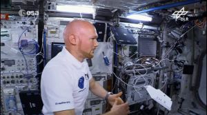 Fliegendes Klassenzimmer Raumstation ISS: Warum Papierflieger nicht abstürzen