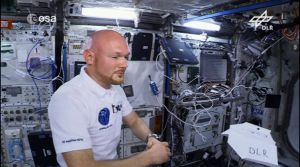 Fliegendes Klassenzimmer Raumstation ISS: Warum Papierflieger nicht abstürzen