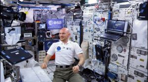 Fliegendes Klassenzimmer Raumstation ISS: Warum Papierflieger nicht abstürzen