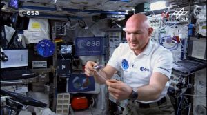 Fliegendes Klassenzimmer Raumstation ISS: Warum Papierflieger nicht abstürzen