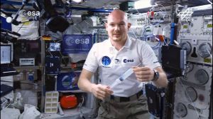 Fliegendes Klassenzimmer Raumstation ISS: Warum Papierflieger nicht abstürzen