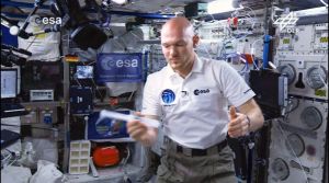 Fliegendes Klassenzimmer Raumstation ISS: Warum Papierflieger nicht abstürzen