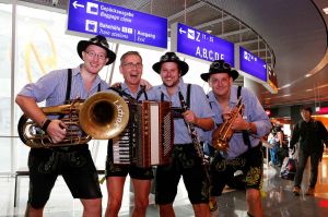 Oktoberfest-Stimmung mit Blasmusik am Flughafen Frankfurt 