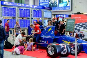 Formel 1-Boxenstopp am "Airlebnistag" des Flughafen Frankfurt