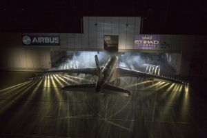 Riesen-Airbus A380 trägt erstmals neuen Schriftzug der Etihad Airways