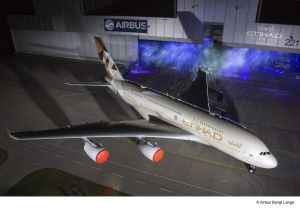 Riesen-Airbus A380 trägt erstmals neuen Schriftzug der Etihad Airways