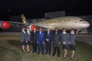 Riesen-Airbus A380 trägt erstmals neuen Schriftzug der Etihad Airways