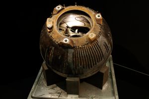Weltraum-Ausstellung "Outer Space" in Bonn mit Mondstaub und Raumfahrzeugen