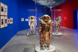 Weltraum-Ausstellung "Outer Space" in Bonn mit Mondstaub und Raumfahrzeugen