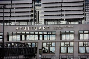 Flughafen Stuttgart erhält "Manfred Rommel Flughafen"-Schild